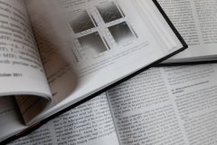 我们要永远铭记他们的牺牲和奉献